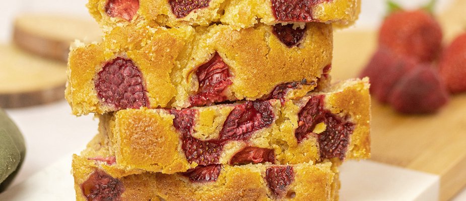 Bolo de Laranja com Frutas Vermelhas Bolo de Laranja com Frutas Vermelhas