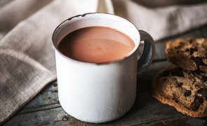 hot chocolate with chocolate chip cookies 53876 18255
